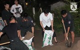 Lực lượng Công an trắng đêm đắp đê tả Bùi ở Chương Mỹ